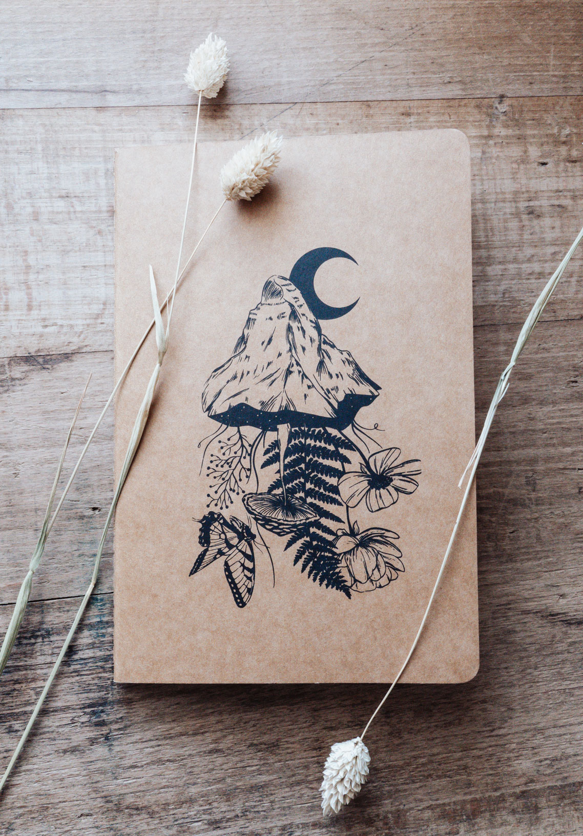 Carnet A5 en papier recyclé avec illustration du Cervin, faune et flore. Pages lisses pour écrire ou dessiner. Un carnet poétique et écoresponsable.