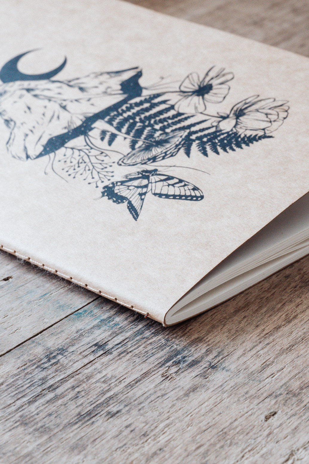 Carnet A5 en papier recyclé avec illustration du Cervin, faune et flore. Pages lisses pour écrire ou dessiner. Un carnet poétique et écoresponsable.