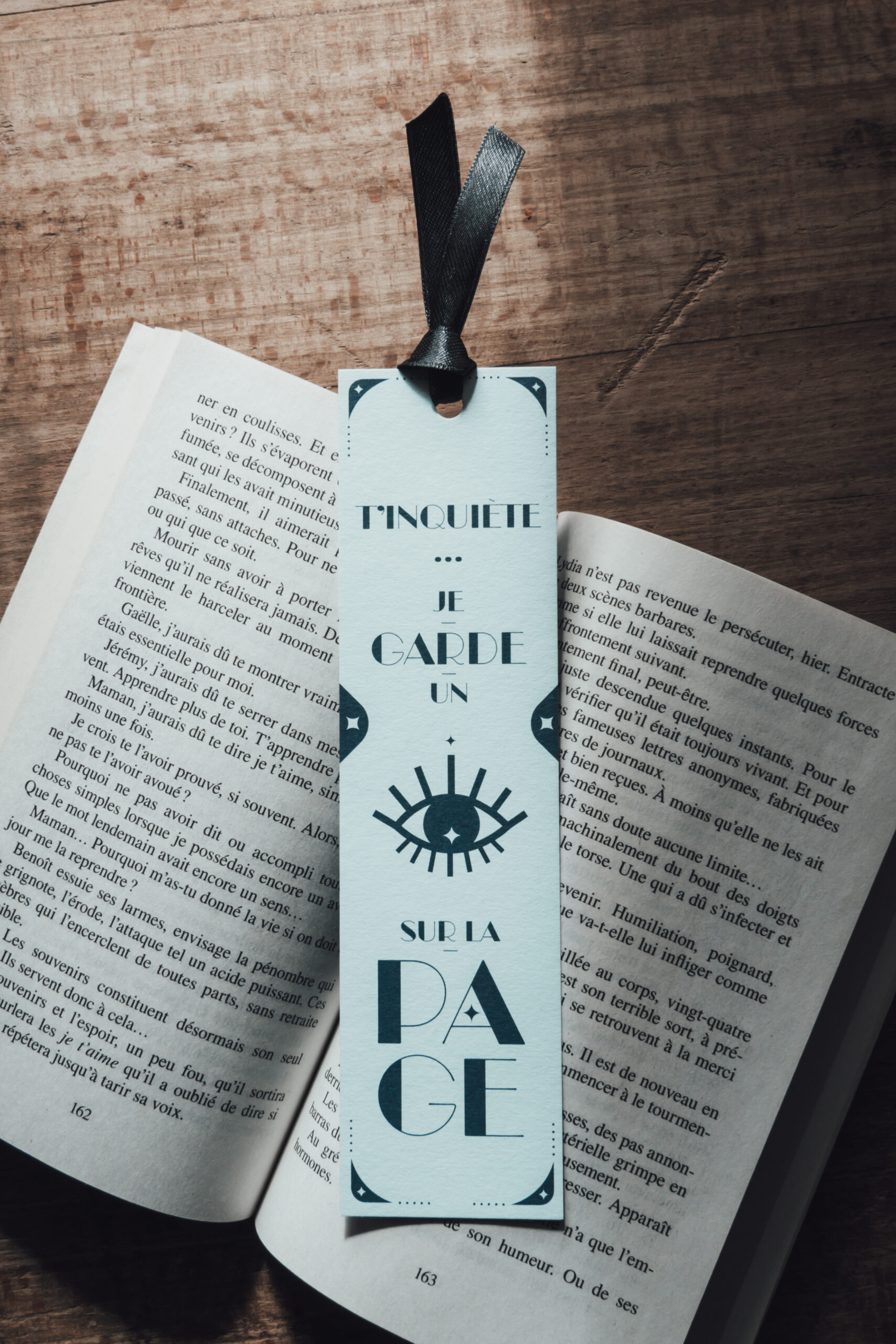 Marque-page design graphique disponible en plusieurs coloris