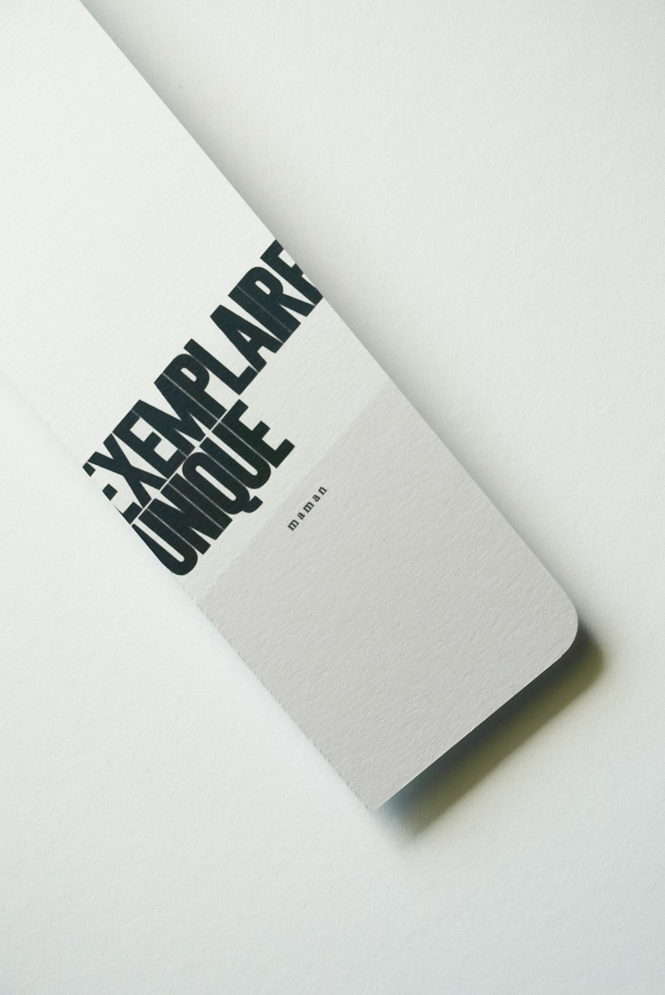 Marque-pages minimalistes noir et blanc fête des mères “Exemplaire unique”, design graphique moderne